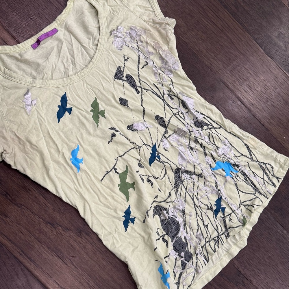 Smart Set Cream Fitted Graphic Cap Sleeve Tee - Picture 2 of 8